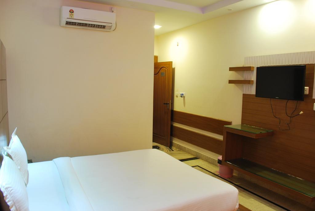 Hotel Basera Brij Bhoomi Vrindavan Ngoại thất bức ảnh